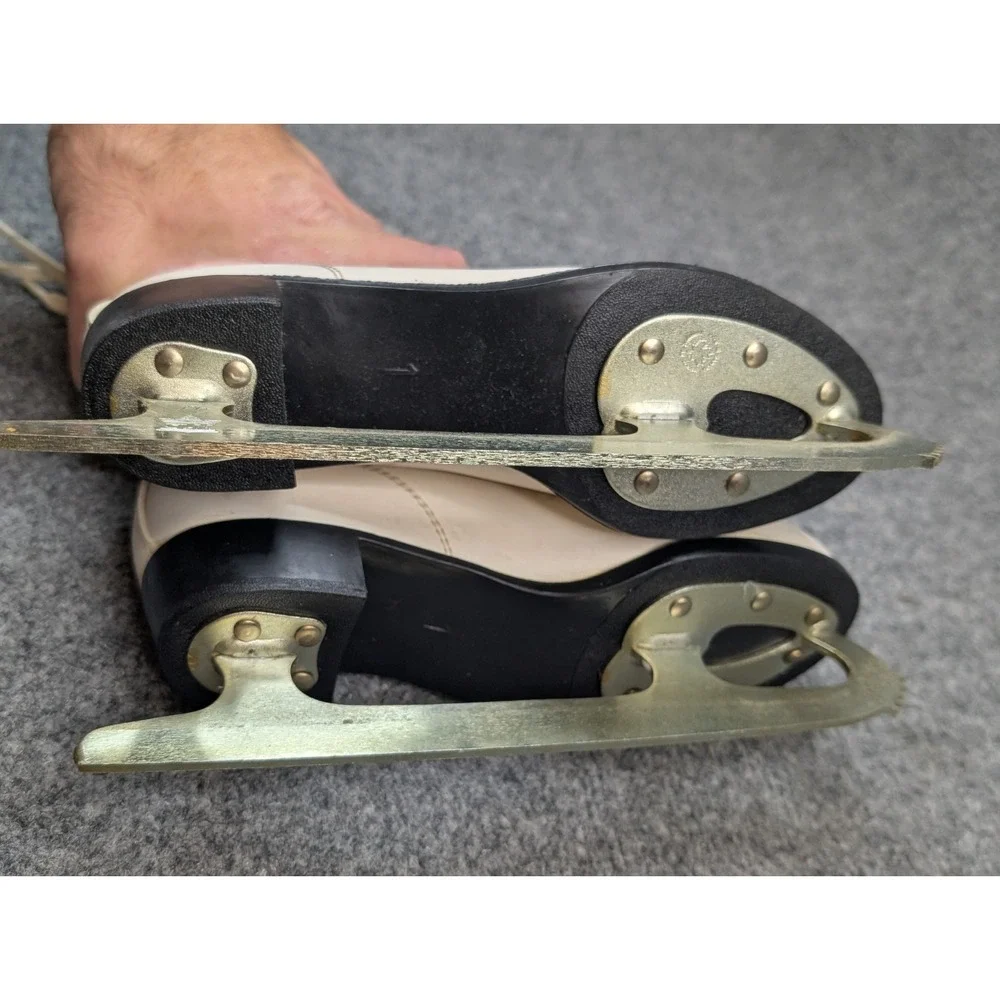 CCM Jamie Sale & David Pelletier Pirouette‎ Girls Youth Size 1 White Ice Skates